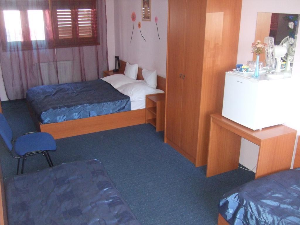 Bed and Breakfast Tímárház Panzió Szeged Habitación foto